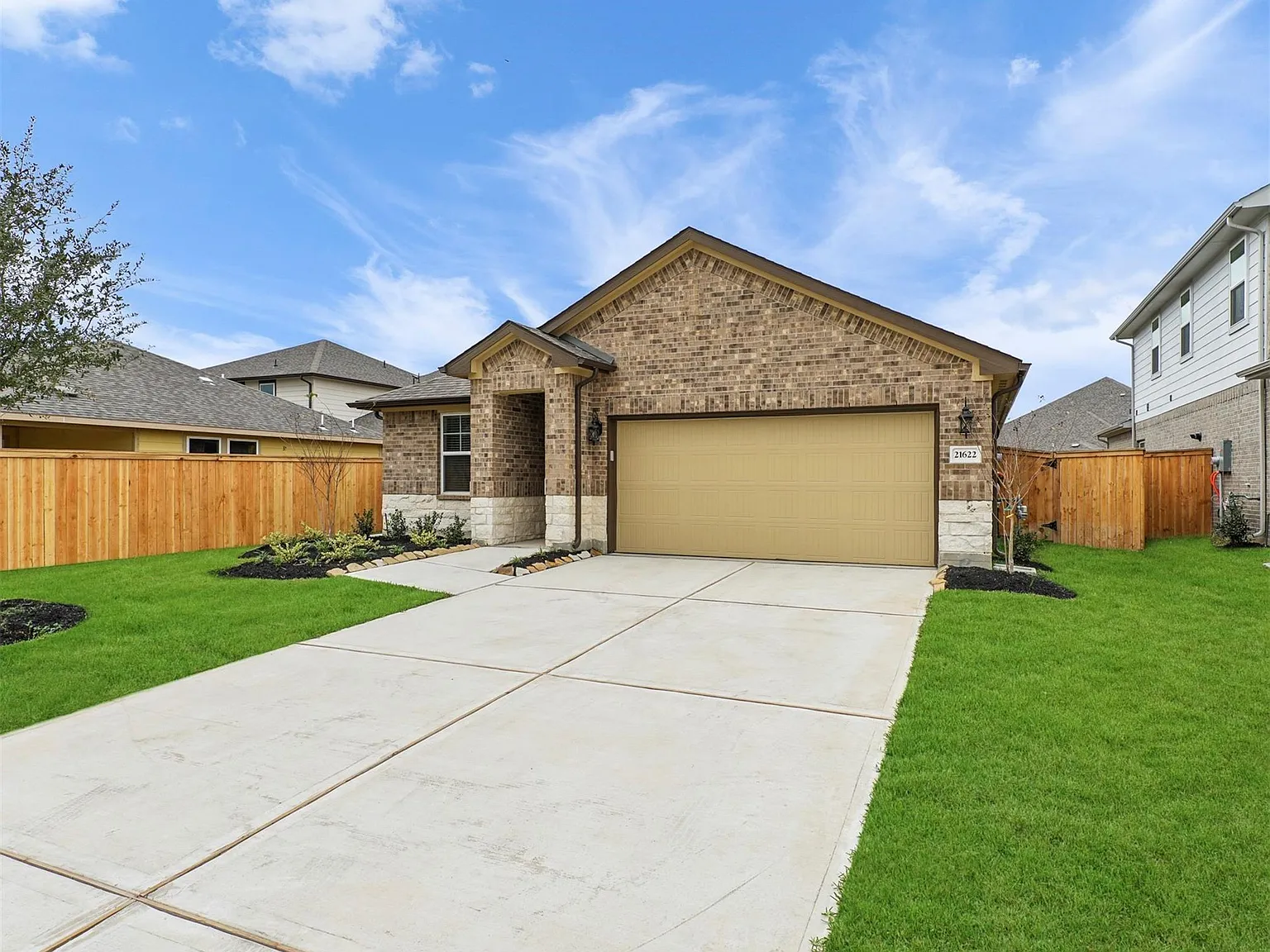 3 bed, 2.0 bath, 1727 sqft, $2,500 — Photo 2