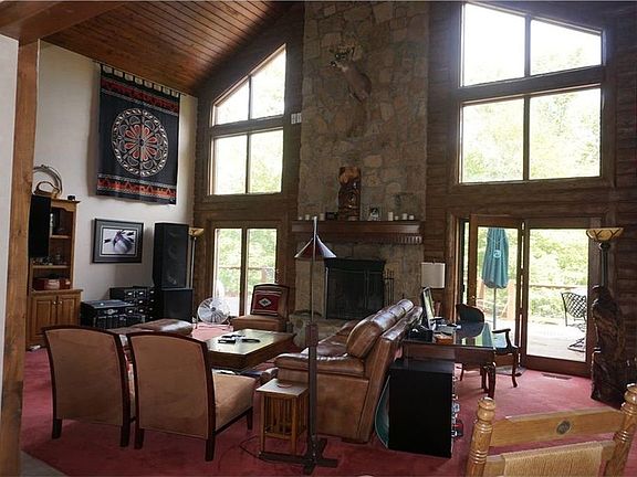 Lrg 2 story GR opens to deck