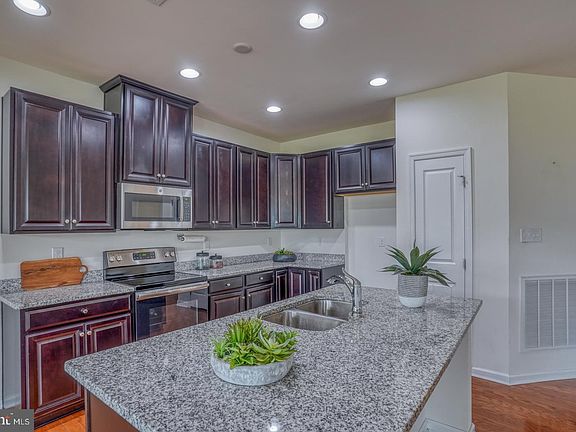 4th image of 106 Lauras Ct #31