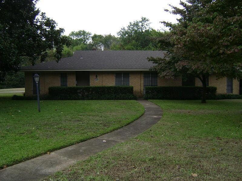 1st image of 200 Oxford Ln #B