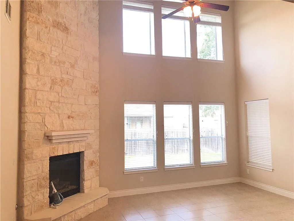 4 bed, 2.5 bath, 2566 sqft, $2,800 — Photo 3