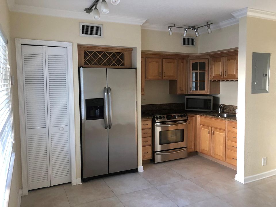 1st image of 924 SE 2nd St APT 2