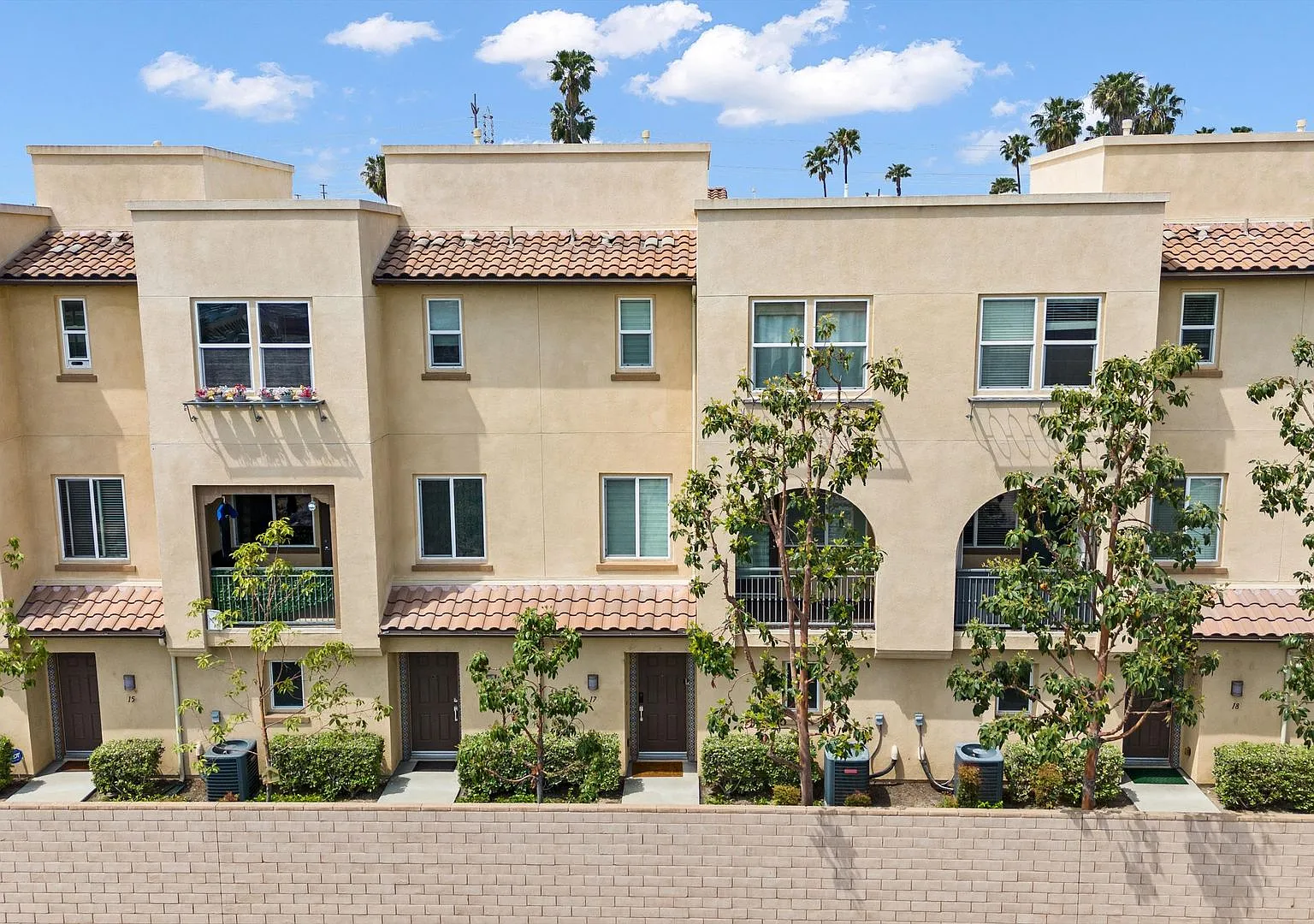 Beutiful Townhome For Lease in Anaheim! 3 Car Garage, 3 Bedrooms. — Photo 2
