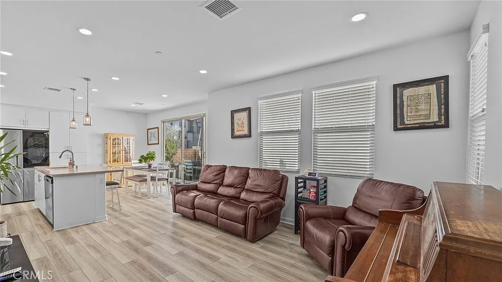 4 bed, 1549 sqft, $3,895 — Photo 3