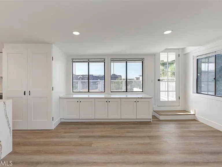 1090 Loma Dr — Photo 9