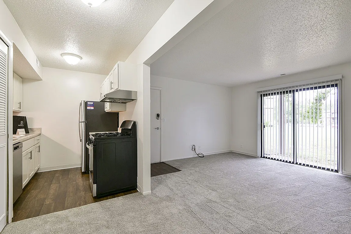Old Monterey Apartments — Photo 2