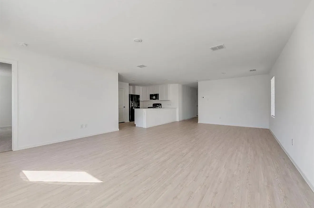 4 bed, 1720 sqft, $1,995 — Photo 4