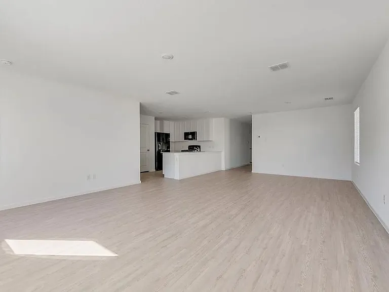 2032 Derby Ln — Photo 5