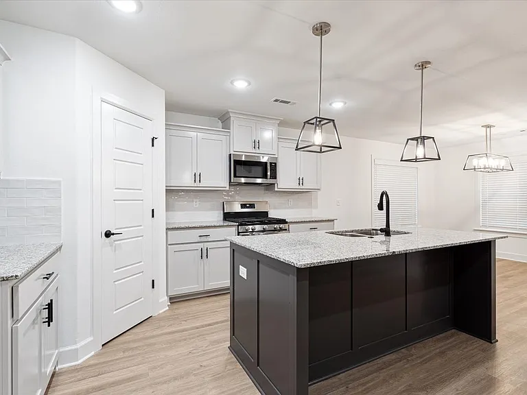1040 Monarch Rd — Photo 3