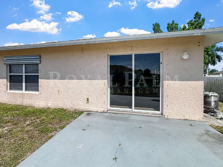 2130 NE 8th Pl — Photo 36