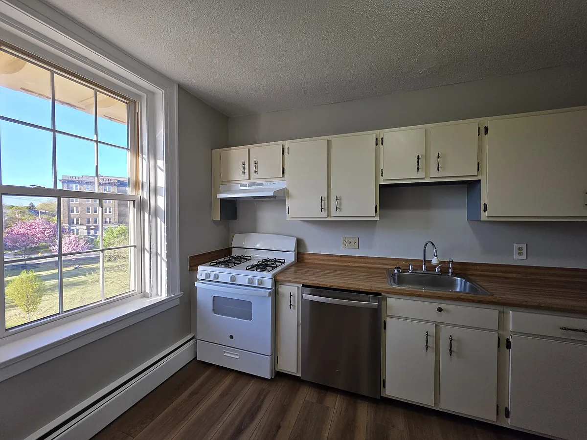 Building Photo - 36 Derby Ave #E