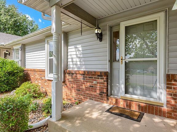 3rd image of 31 Ginger Lake Dr S
