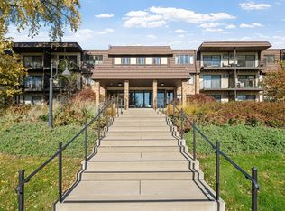 205 Barry Ave S APT 114, Wayzata, MN 55391