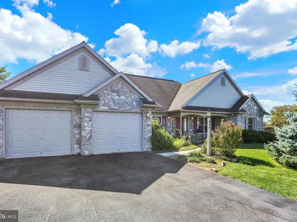 856 Walnut Crest Dr, Lebanon, PA 17046