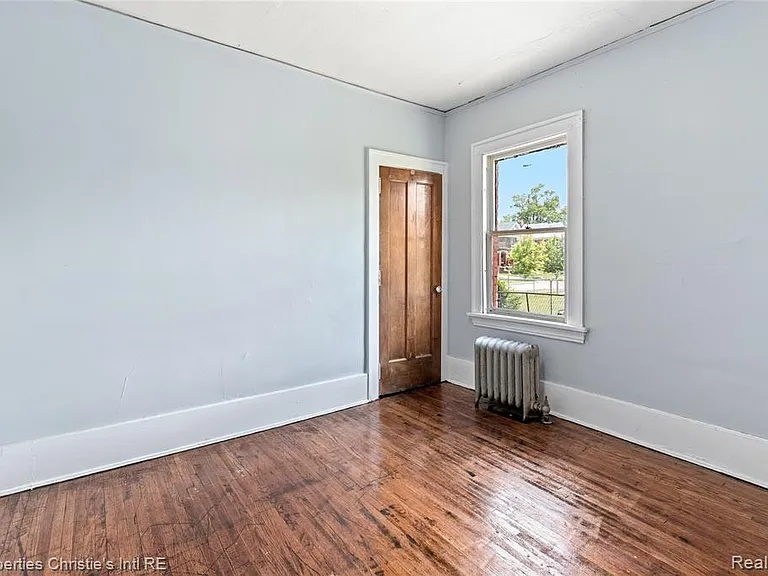 4571 Vancouver St — Photo 7