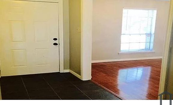 4th image of 909 Autumn Lake Dr