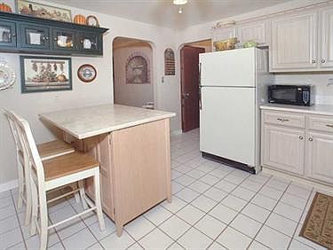 3rd image of 604 Louise St