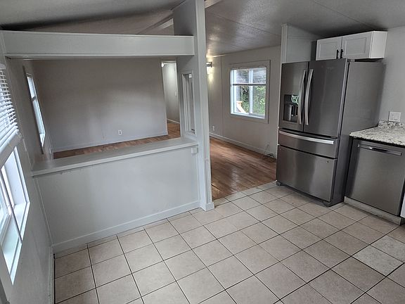 4th image of 193 E Alder St