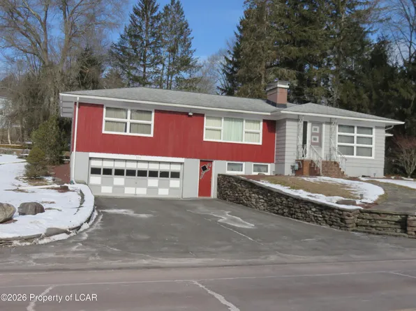 354 Country Club Rd, Dallas, PA 18612