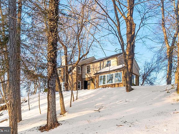 2nd image of 1486 River Rd