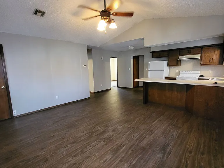 921 Callie Ave — Photo 2