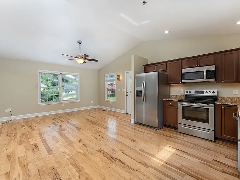 32 Oakcrest Dr — Photo 1
