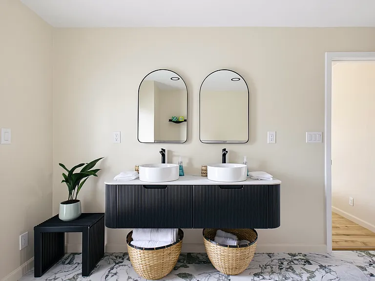 Brand-new primary bathroom, fully stocked with towels (Pic 3)