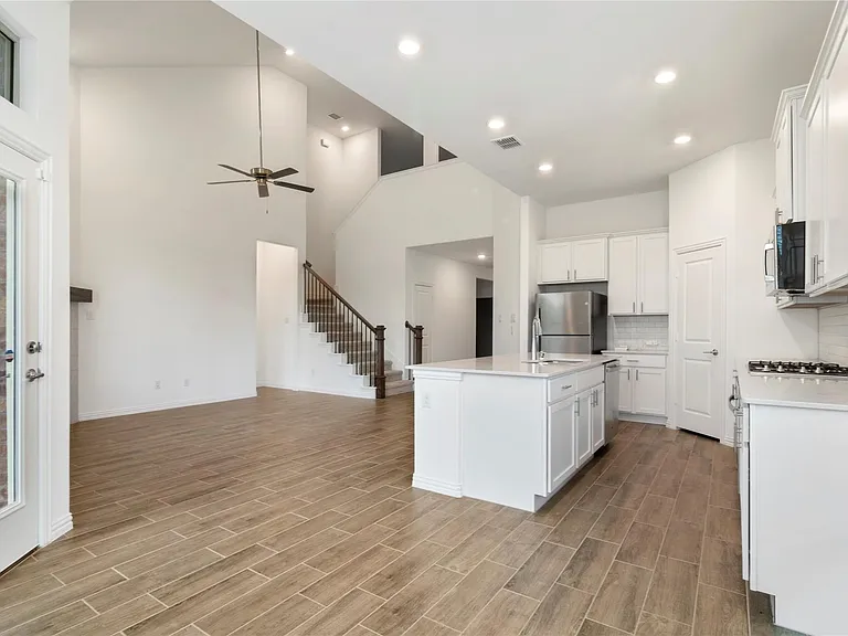 1808 Roadrunner Dr — Photo 3