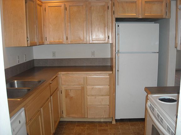2nd image of 916 S 13th St APT 2