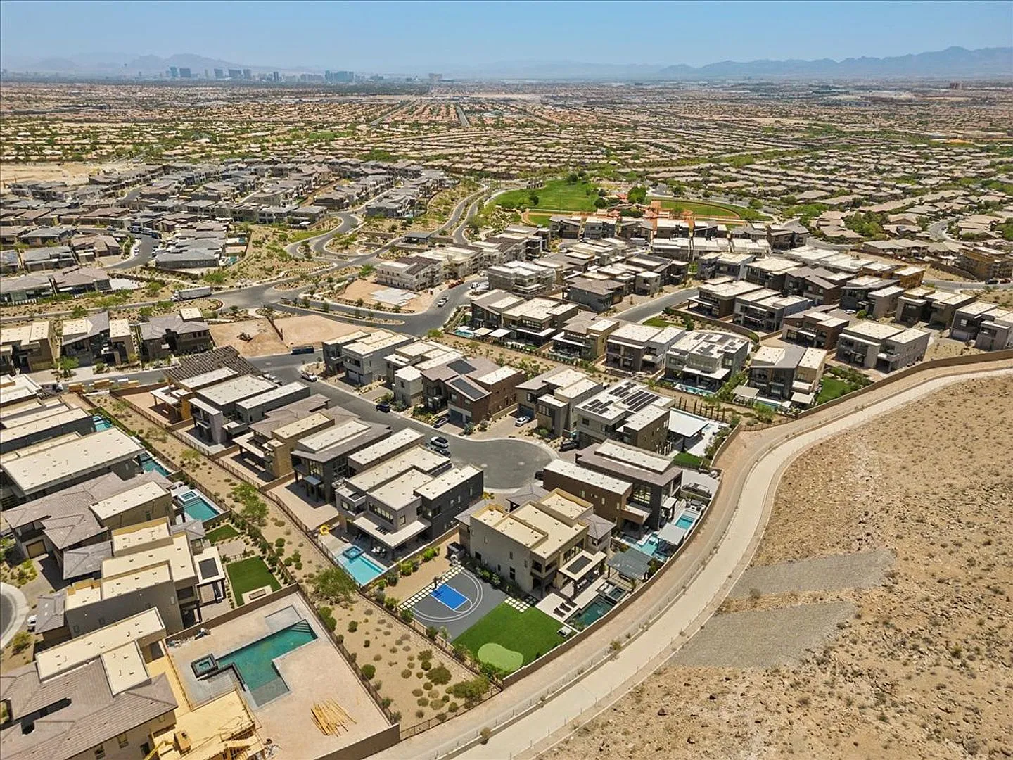 Mesa Ridge Luxury Oasis Earth Hues — Photo 3