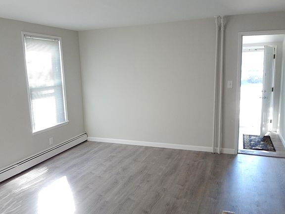 3rd image of 2046 Jackson Ave