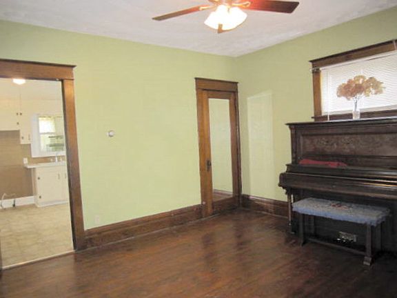 4th image of 418 W Main St