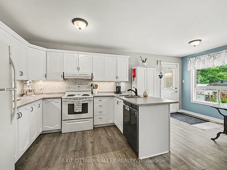 11 Maple Dr — Photo 5