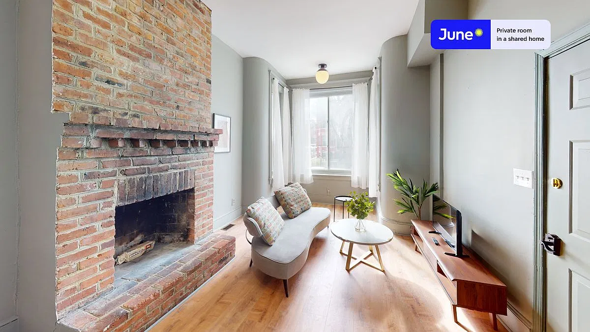 Queen bedroom in 5 bed/2 bath home in Columbia Heights #337 C — Photo 3