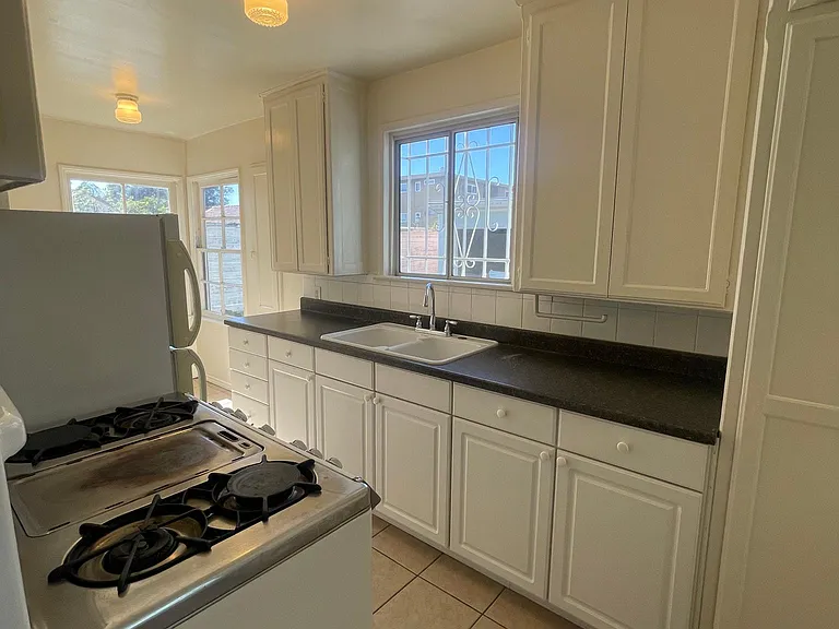 2019 Cheremoya Ave #2019 — Photo 7
