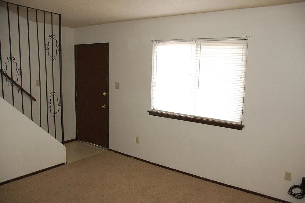 2 bed, 1.5 bath, 920 sqft, $950 — Photo 3