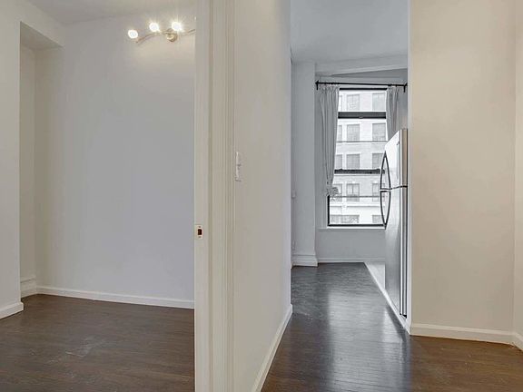 4th image of 220 Park Ave S #B6