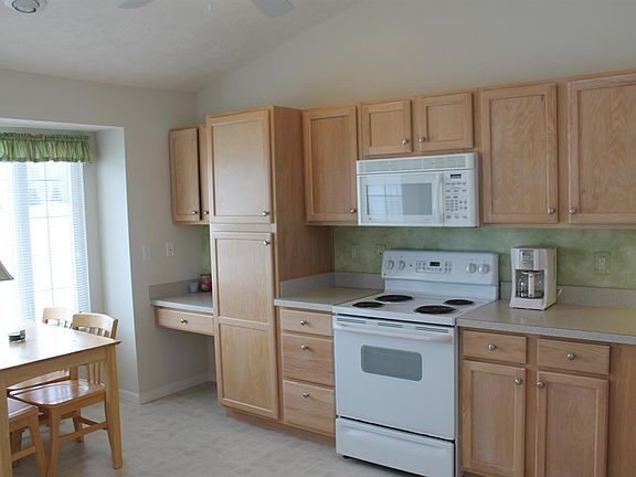 3rd image of 61 Harrogate Dr