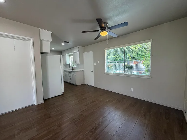 1538 E Austin Way — Photo 6