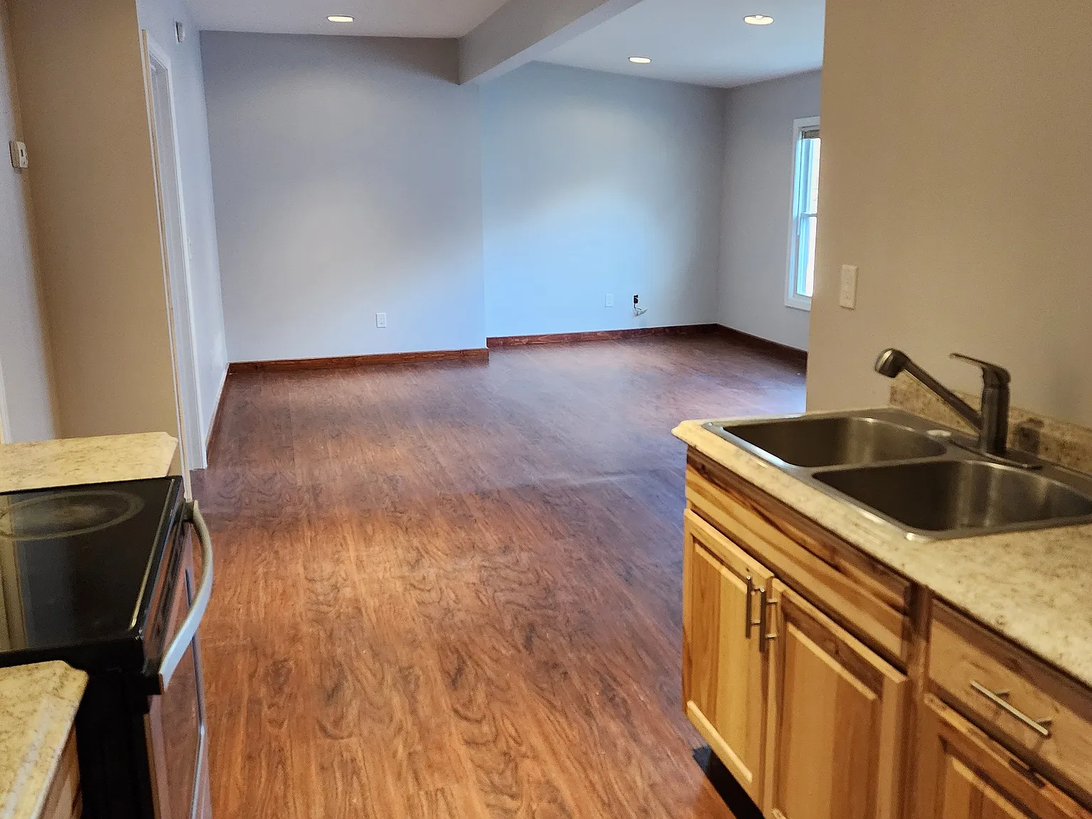2 bed, 1000 sqft, $1,650 — Photo 2