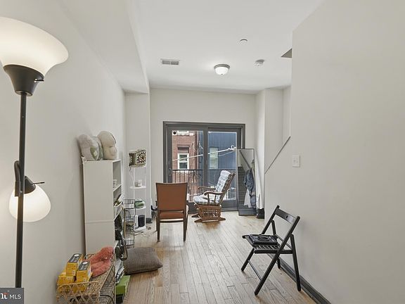 2nd image of 1726 Arlington St