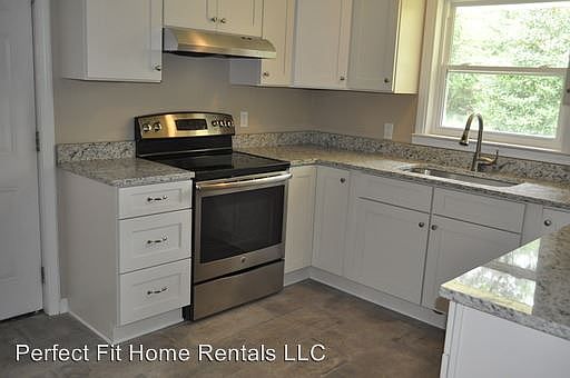 1st image of 940 Lake Ct SE