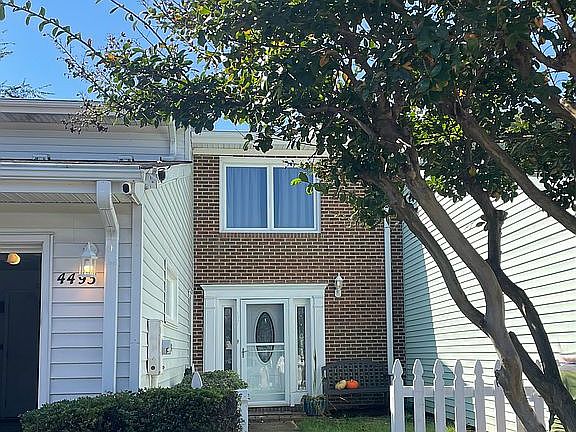 3rd image of 4493 Sir Johns Ln