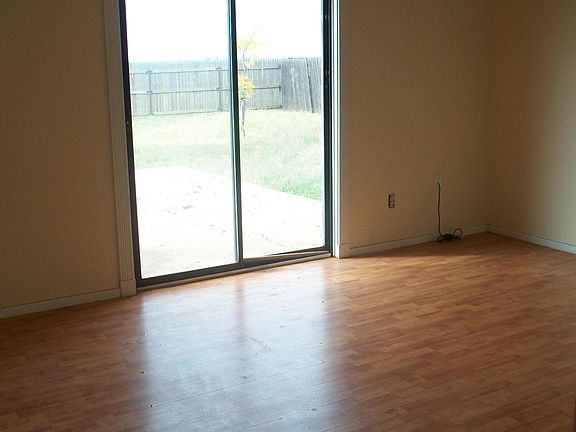 LIVING ROOM-WOOD LAMINATE FL