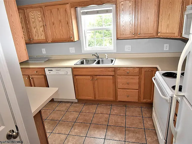 869 Tremont St — Photo 11