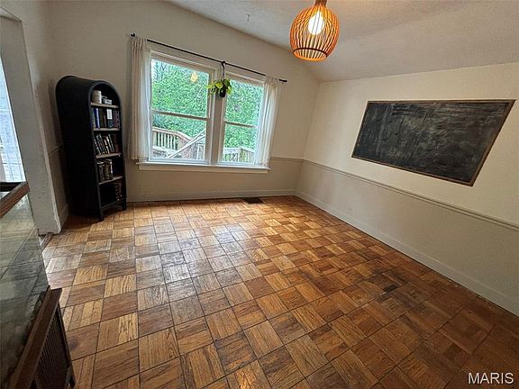 4th image of 210 Shepherd Pl