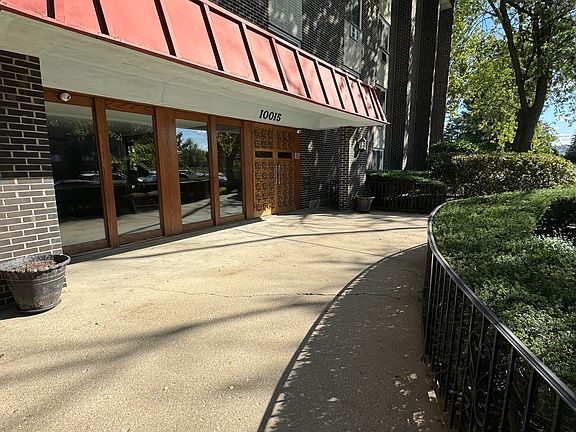 3rd image of 10015 Beverly Dr APT 305