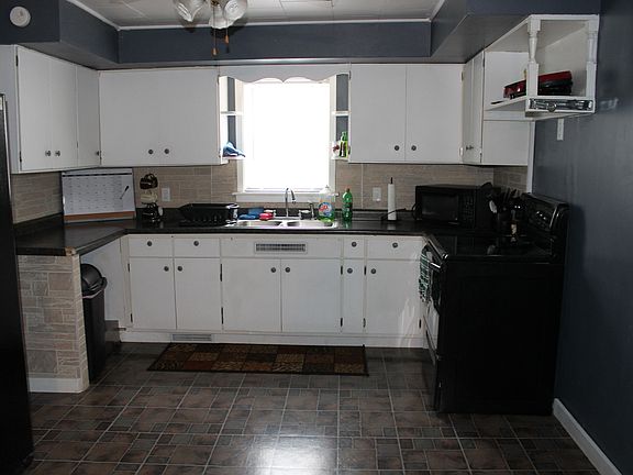 Kitchen-stove/fridge include