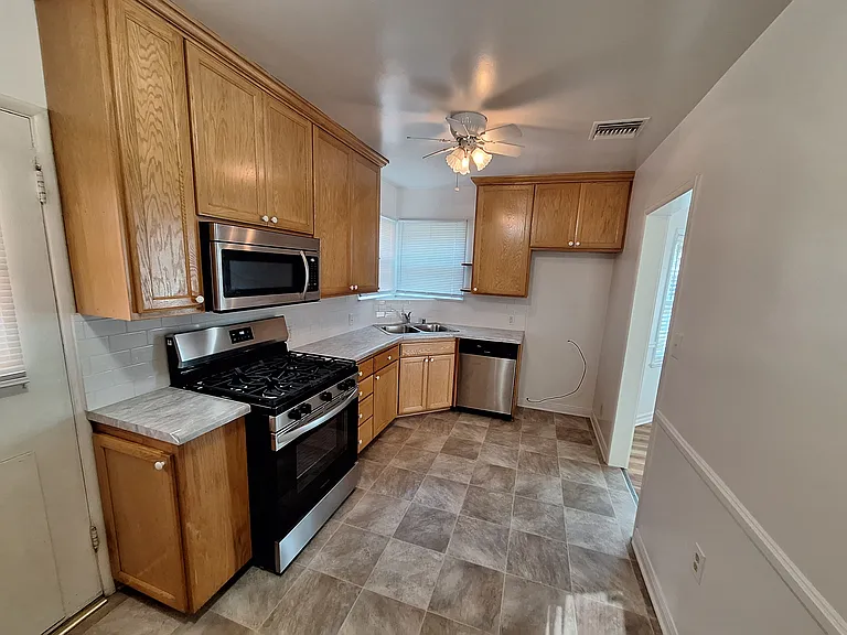 1731 N Lincoln St — Photo 13