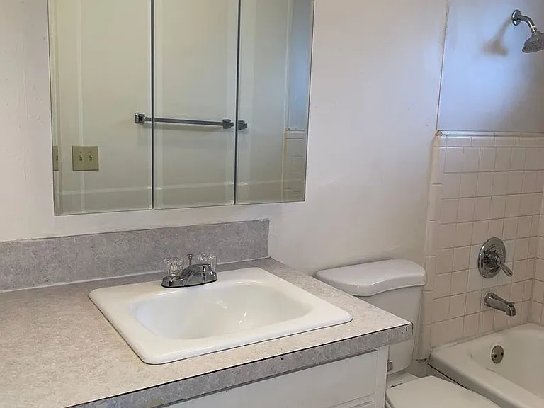 2131 Center St NE — Photo 9